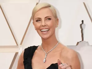 Solteira, Charlize Theron entra para o 'Tinder dos milionários', diz jornal