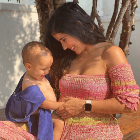 Camilla Camargo com o filho Joaquim, de 1 ano, no anúncio do gênero do novo bebê - Reprodução/Instagram/@camilla_camargo