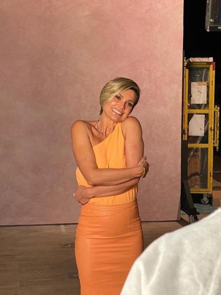 Flávia Alessandra aparece com look laranja para vinheta de fim de ano da Globo - Reprodução/Instagram