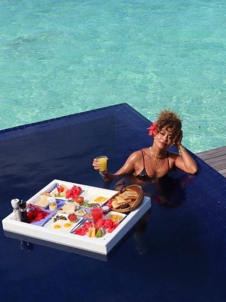 Juliana Paes posa com seu café da manhã nas Maldivas - Reprodução/Instagram