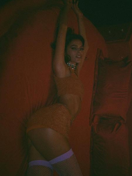 Bruna Marquezine faz poses sensuais em ensaio - Reprodução / Instagram