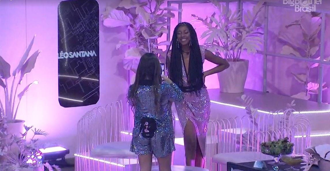 BBB 21: Camilla de Lucas aproveita pra tirar foto na festa - Reprodução/ Globoplay
