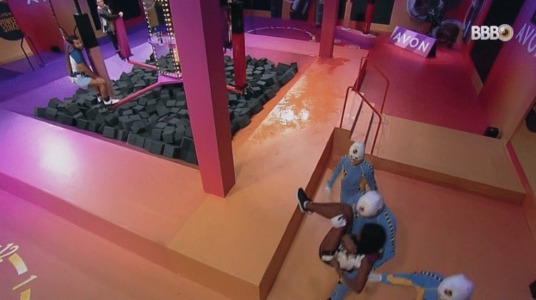 BBB 21: Camilla é carregada por dummies ao deixar a prova - Reprodução/Globoplay - Reprodução/Globoplay