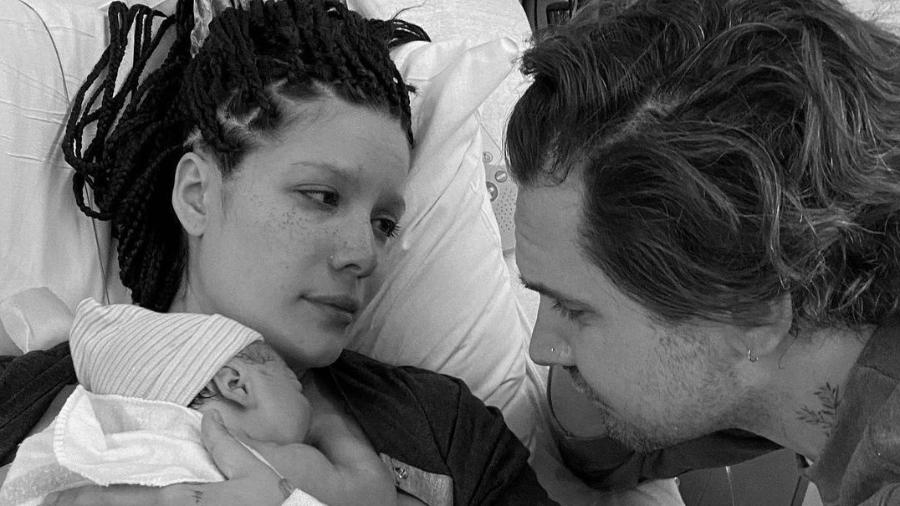 A cantora Halsey, o namorado, Alev Aydin, e o primeiro filho do casal, Ender Ridley Aydin  - Reprodução/Instagram
