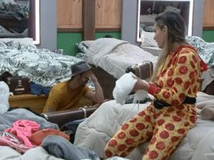 A Fazenda 2021: Rico Melquiades chora ao ajudar a arrumar malas de Erika Schneider - Reprodução/PlayPlus - Reprodução/PlayPlus