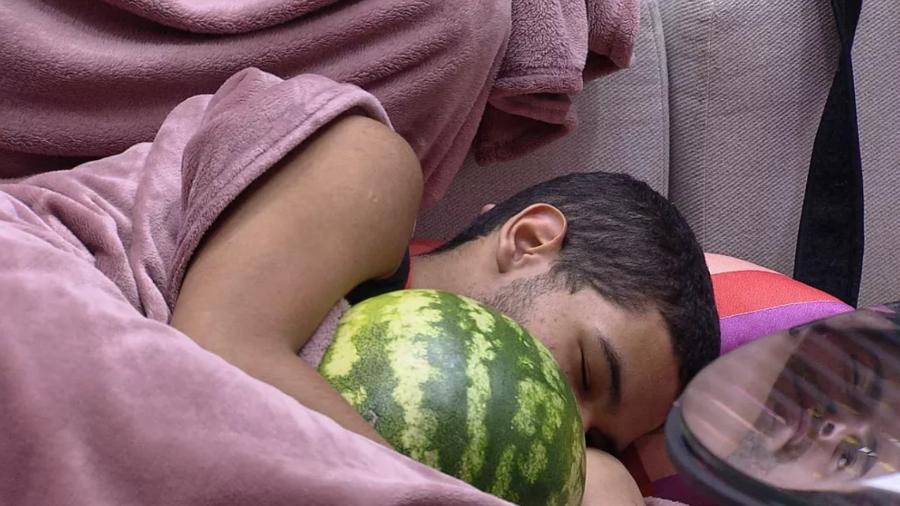 BBB 22: Vinicius dorme abraçado em melancia - Reprodução/Globoplay