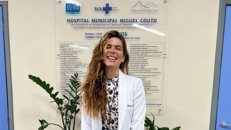 Mariana Goldfarb, esposa de Cauã Reymond comemorou a conclusão do estágio em um hospital - Reprodução/Instagram
