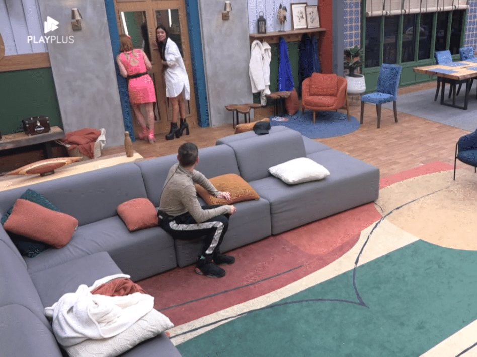 Helicóptero sobrevoa 'A Fazenda', peões são confinados e imagens cortadas