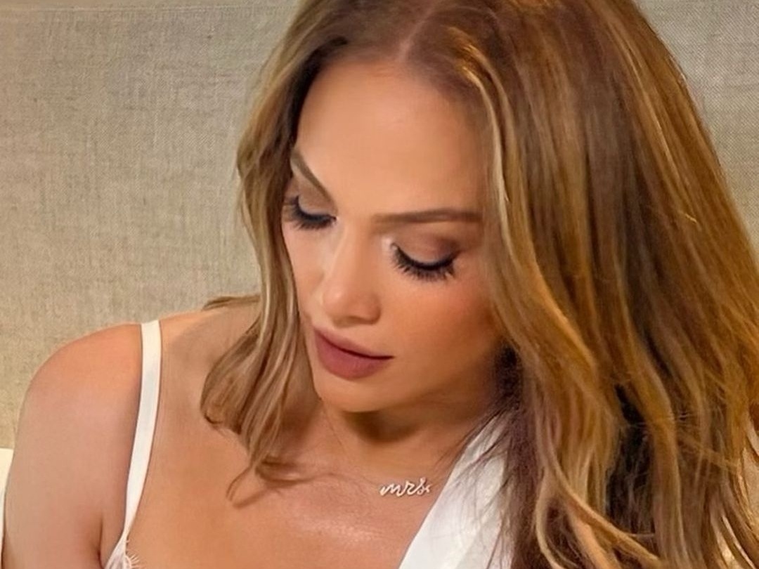 Jennifer Lopez usa lingerie branca e ganha elogios nas redes sociais