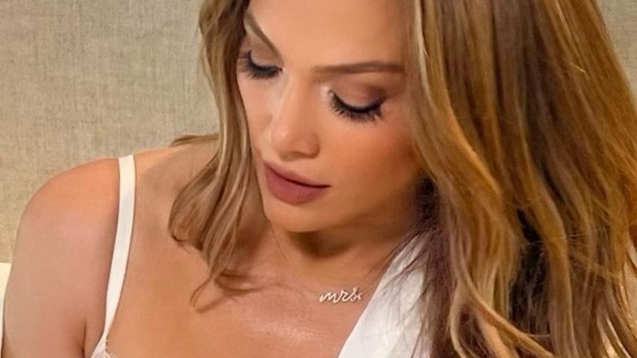 Jennifer Lopez apostou em lingerie de renda branca para posar nas redes sociais - Reprodução/Instagram