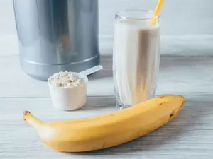 Pode tomar whey protein com leite ou fruta? Veja formas de preparar