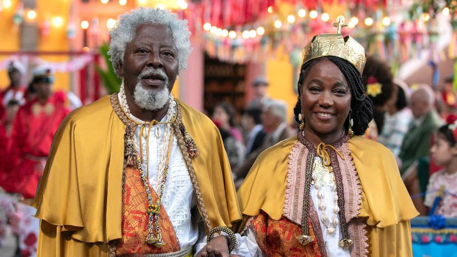 Popó (Mestre Ivamar) e Celeste (Cyda Moreno) celebram amor maduro durante festa colorida e tradicional em MG