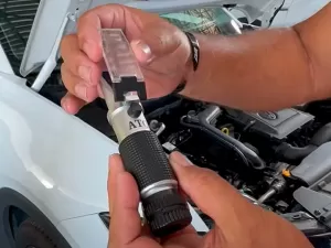 Completar radiador com água faz mal ao carro e aparelho ajuda a não errar