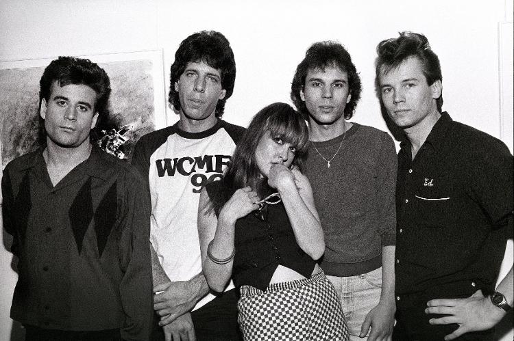 Cyndi Lauper posa com sua banda, Blue Angel, em um hotel em Amsterdã em dezembro de 1980; da esq. para a dir., Johnny Morelli, John Turi, Cyndi Lauper, Lee Brovitz e Arthur Neilson