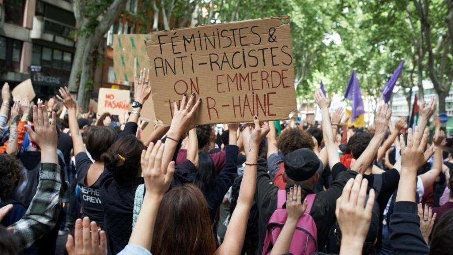 Protesto na França de feministas contra a extrema direita