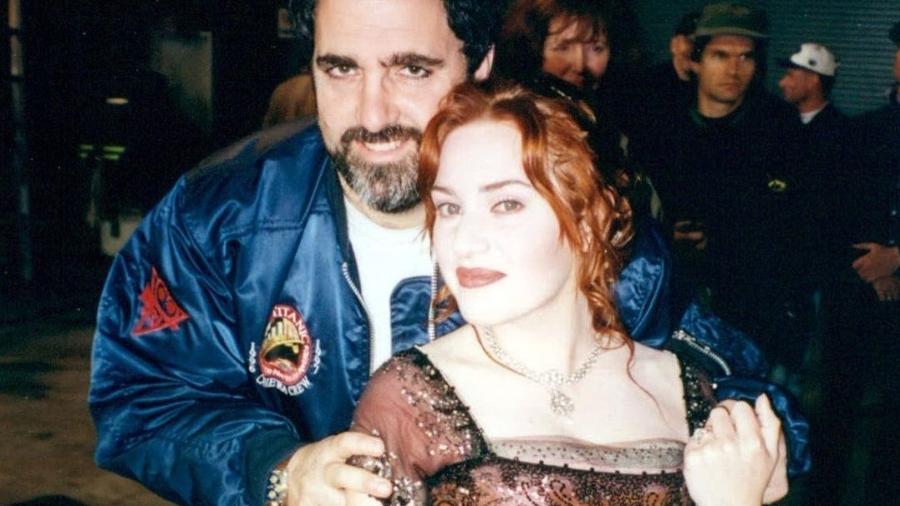 Jon Landau e Kate Winslet no set de filmagens de 'Titanic'