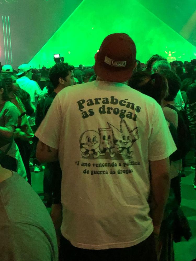 Com a frase 'Parabéns às drogas' estampada na camiseta, fã vai a show do Planet Hemp em São Paulo