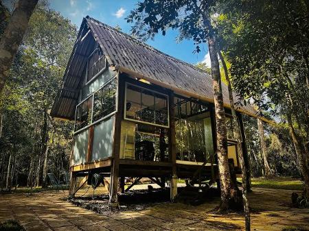 Chalé para seis pessoas rodeado por um bosque