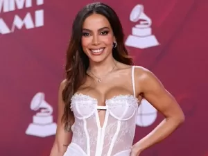 Grammy Latino: Anitta rouba a cena com renda e transparência no red carpet