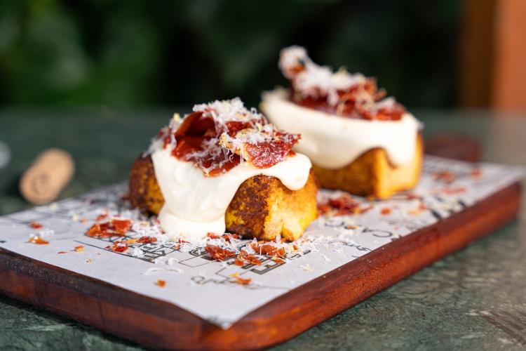 Torrija de queijo manchego com goiabada picante e jamón crocante, do El Mercado Ibérico, para Festival de Tapas 2025 Torrija de queijo manchego com goiabada picante e jamón crocante, do El Mercado Ibérico, para Festival de Tapas 2025