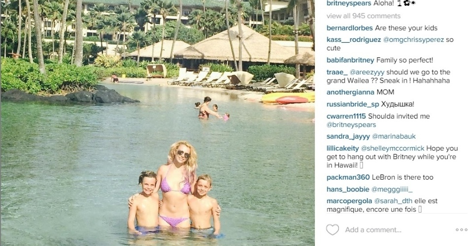 23.jul.2015 - Britney Spears mostrou na tarde desta quinta-feira que continua em ótima forma. A cantora, de 33 anos, postou uma foto no Instagram em que aparece de biquíni em um resort ao lado dos filhos, Sean, de 10 anos, e Jayden, de nove. Em poucos minutos, vários internautas elogiaram o corpo de Britney