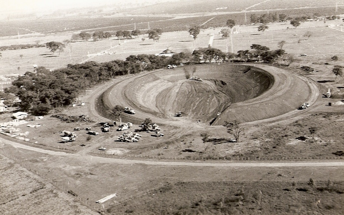 Início das obras de construção do estádio polivalente Dr. Uebe Rezeck, parte do projeto de Oscar Niemeyer para a construção do Parque do Peão de Barretos, em 1989 - Divulgação