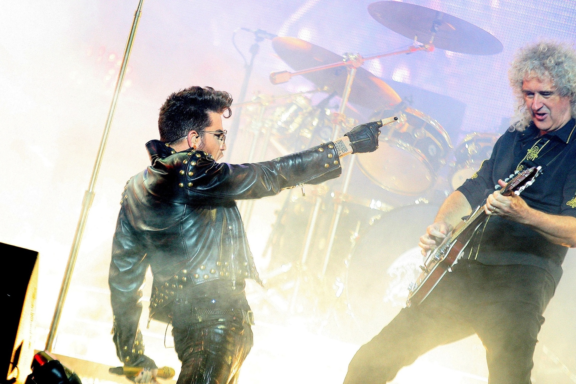 16.set.2015 - Com o vocalista Adam Lambert, o Queen se apresenta em São Paulo, no Ginásio do Ibirapuera. Apresentação faz parte da turnê "Don't Stop Them Now - QUEEN + Adam Lambert: Supersonic Men" - Reinato Canato /UOL