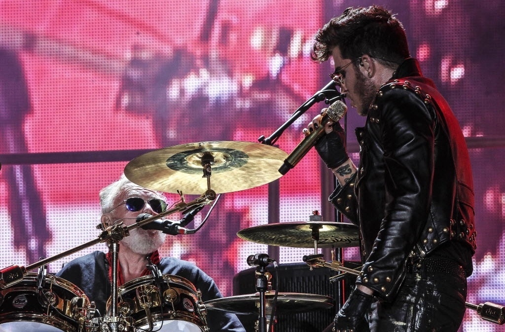 18.set.2015 - Adam Lambert se apresenta com o Queen no Rock in Rio 2015, que marca 30 anos de festival. A edição de 1985 contou com um show antológico da banda britânica - Antonio Lacerda/EFE