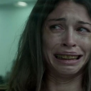 Ao visitar uma loja de roupas, Larissa fica chocada ao se olhar no espelho e ver sua aparência. Ela tem flashes de como era quando modelava - Reprodução/TV Globo - Reprodução/TV Globo