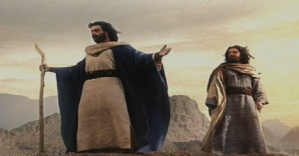 8.out.2015 - Moisés (Guilherme Winter) invoca a sétima praga aos céus para salvar os hebreus condenados à morte em "Dez Mandamentos"