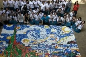 Estudantes de uma escola em Taiwan recriaram o famoso quadro "A Noite Estrelada", do pintor holandês Vincent Van Gogh, usando 30 mil tampinhas coloridas de garrafa - Divulgação