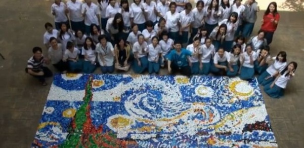 Estudantes de uma escola em Taiwan recriaram o famoso quadro "A Noite Estrelada", do pintor holandês Vincent Van Gogh, usando 30 mil tampinhas coloridas de garrafa - Divulgação