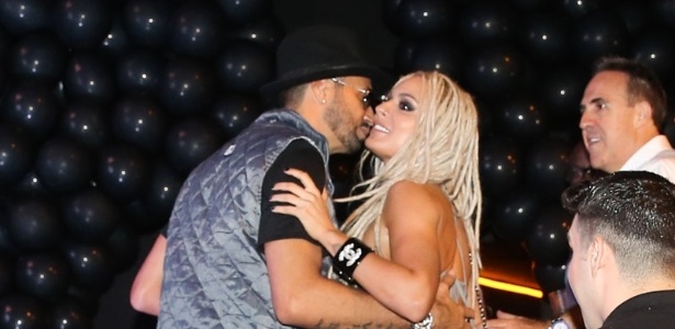 Latino sai da festa para receber Fernanda Lacerda na porta da boate - Manuela Scarpa e Rafael Cusato/Brazil News - Manuela Scarpa e Rafael Cusato/Brazil News
