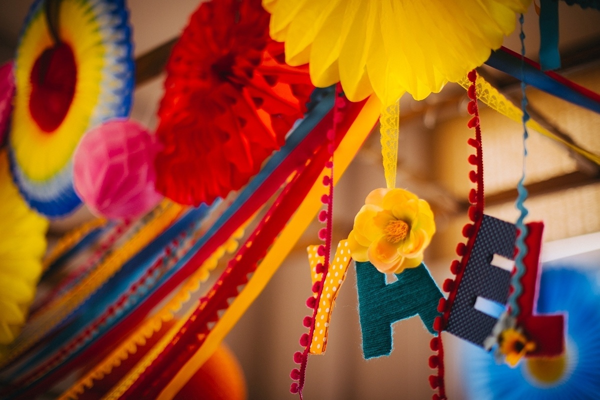 Para que a ambientação ficasse o mais realista possível, um pergolado de madeira da locadora Fetés (www.fetes.com.br) foi colocado sobre a mesa principal. Penduradas nele, flores de papel no estilo rosácea e esferas coloridas, fitas de cetim com pompons, sianinhas (fitas em zigue-zague), além do nome da aniversariante - Ilana Lichtenstein/Divulgação