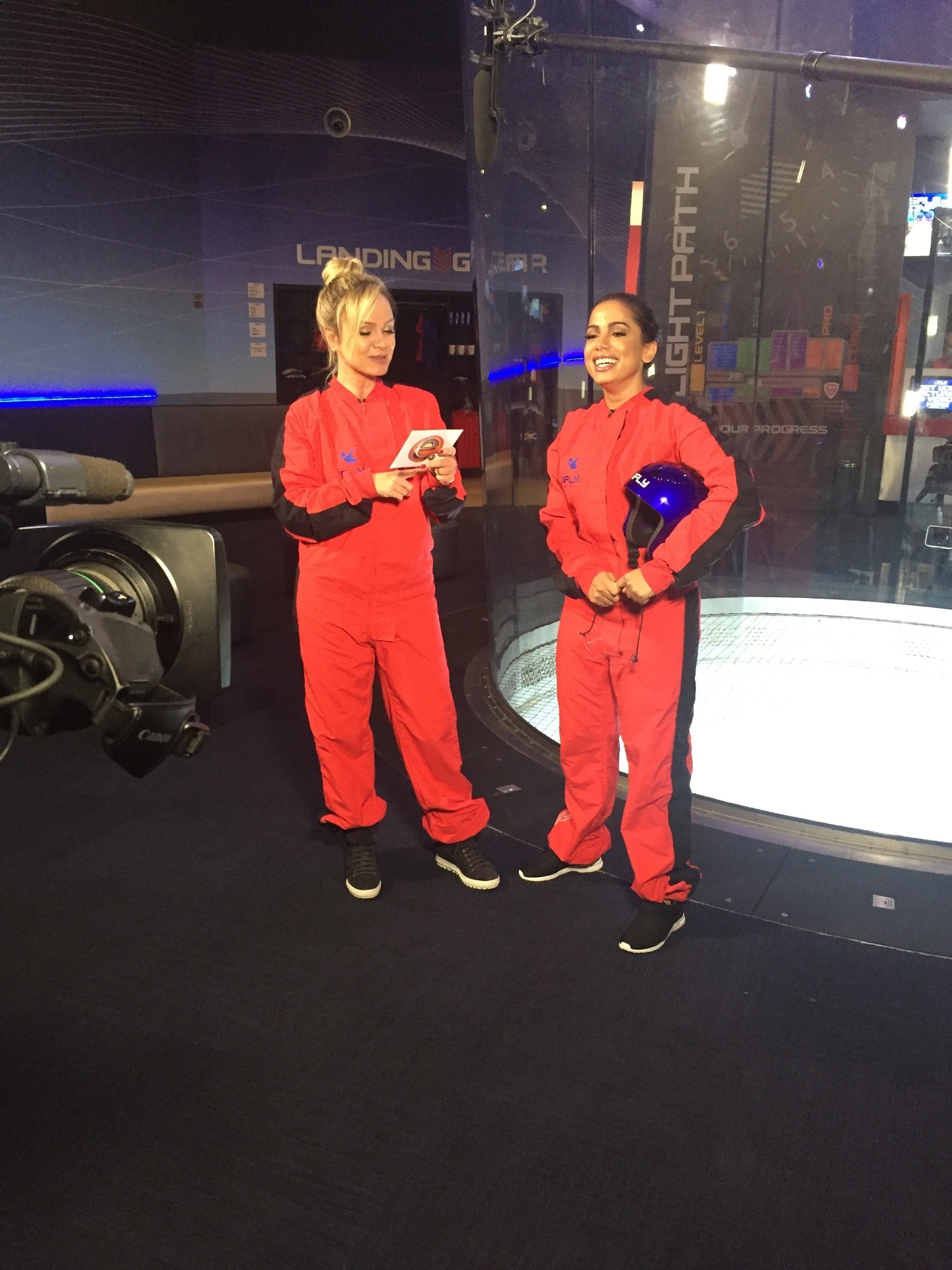 Eliana entrevista a cantora Anitta para o seu programa, que vai ao ar no domingo (22). Após o bate-papo, Anitta é desafiada a encarar um simulador de voo de paraquedas para superar o medo de altura. O programa "Eliana" é exibido a partir das 15h, no SBT - Divulgação/SBT