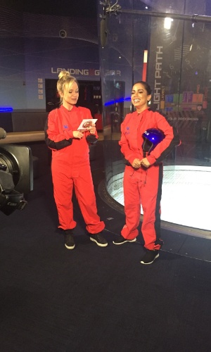 Eliana entrevista a cantora Anitta para o seu programa, que vai ao ar no domingo (22). Após o bate-papo, Anitta é desafiada a encarar um simulador de voo de paraquedas para superar o medo de altura. O programa 