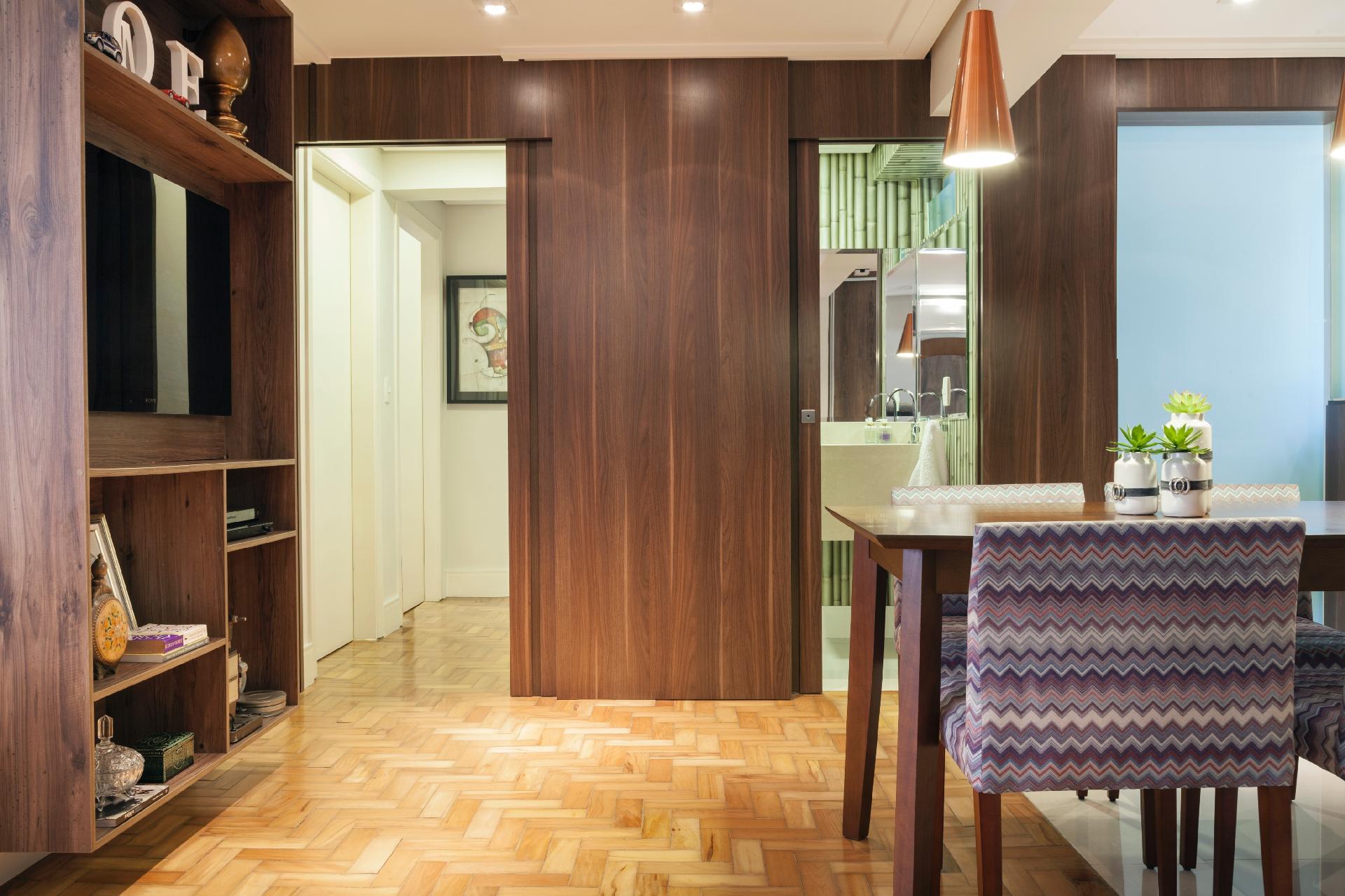 Espaços que podem ser conectados facilmente, esta foi a proposta do escritório Biarari & Rodrigues para este apê. Graças às portas de correr embutidas, o acesso para a ala íntima pode ser fechado. Já o lavabo (à dir.), que ocupa o antigo banheiro de serviço, ficou mais confortável sem a porta adentrando a área útil - J. Vilhora/ Divulgação