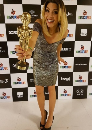 Marlei Cevada com o prêmio de "Melhor Criador(a) de Personagens" do Risadaria 2016 - Reprodução/Instagram/marleicevada - Reprodução/Instagram/marleicevada