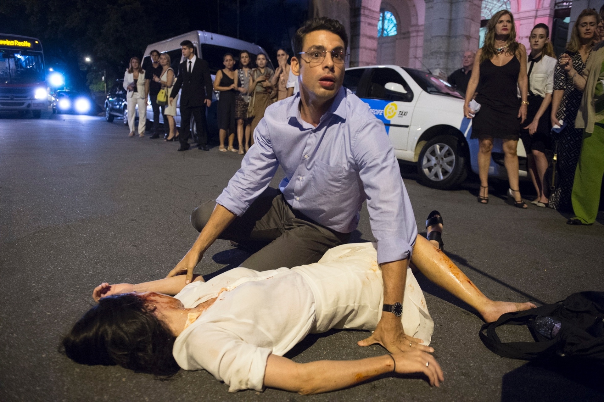 Segunda: Do lado oposto de Elisa e Téo, Maurício (Cauã Reymond) se despede da mulher, Beatriz (Marjorie Estiano), e na sequência vê ouve a batida e corre em direção a ela - Estevam Avellar/Globo