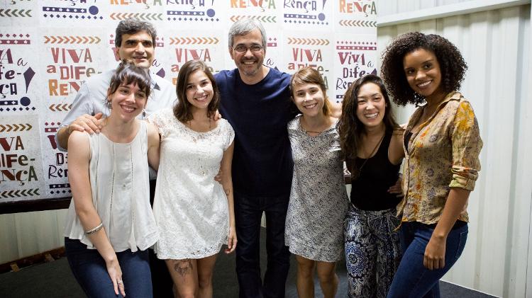 Cao Hamburger, autor de “Malhação – Viva a diferença”, e o diretor Paulo Silvestrini com as protagonistas da trama - Globo / Tata Barreto - Globo / Tata Barreto