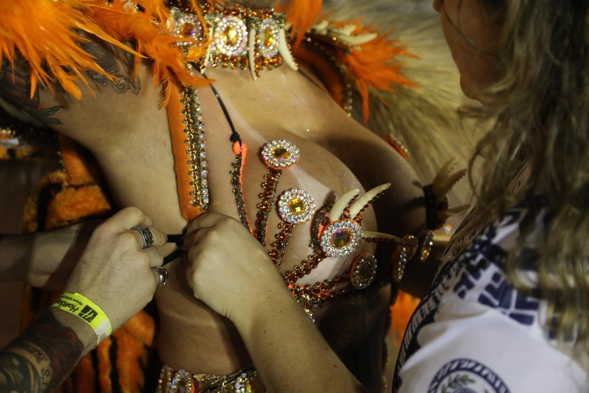 24.fev.2017 - A Acadêmicos do Tatuapé desfila na primeira noite do Carnaval de São Paulo com o enredo "Mãe África, uma Homenagem a uma África Festiva" - Simon Plestenjak/UOL