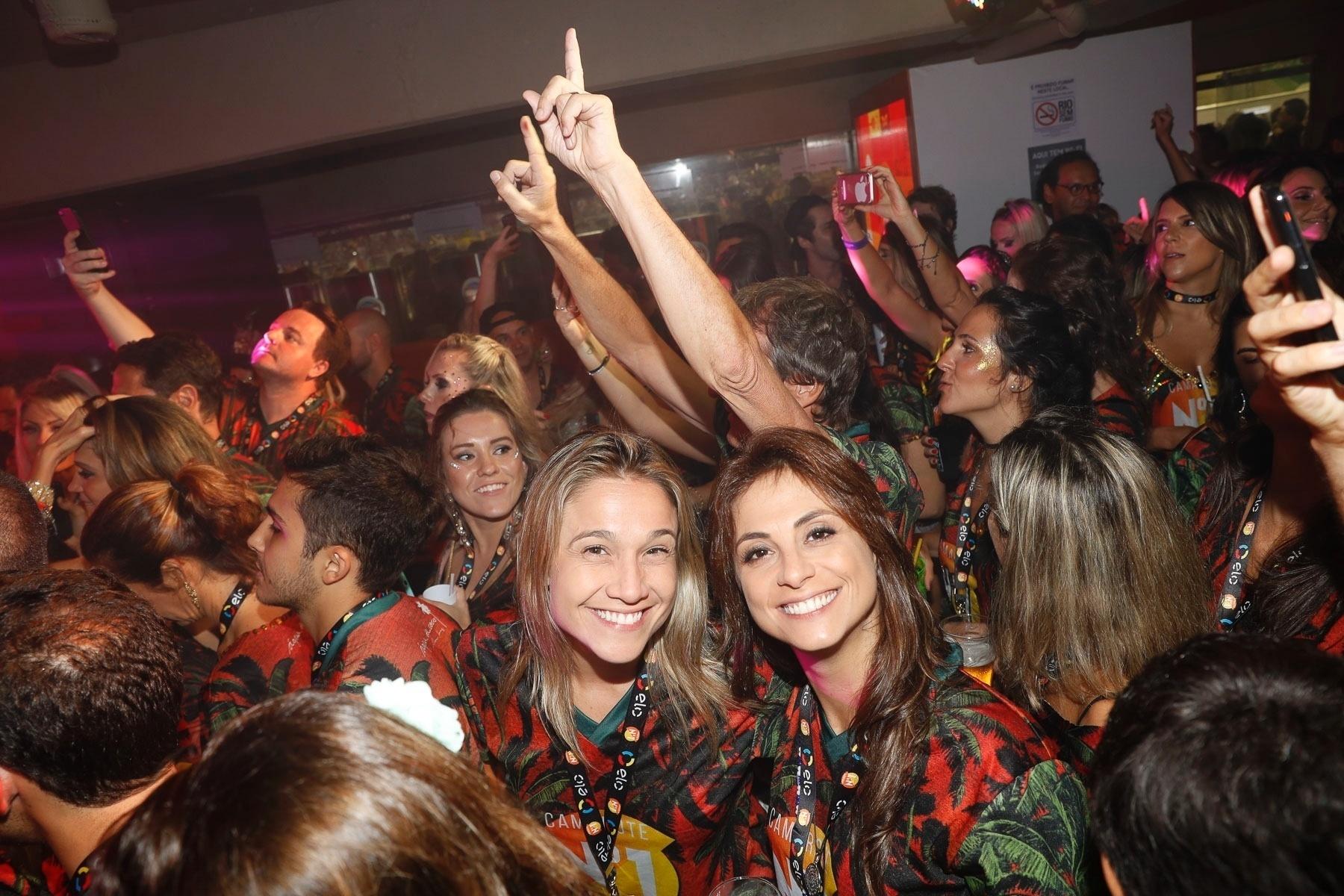 Fernanda Gentil e a namorada Priscila curtem a noite de domingo de Carnaval juntinhas na Sapucaí - Divulgação