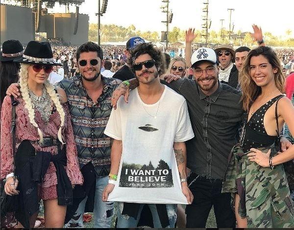 Bruno Gissoni, Caio Castro e Felipe Titto posam no Coachella ao lado das blogueiras Thassia Naves e Camila Coutinho - Reprodução / Intagram