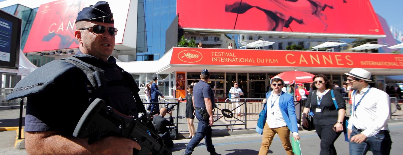 Policial francês patrulha o entorno do Palácio dos Festivais como parte da operação de segurança para a abertura do Festival de Cannes 2017 - Stephane Mahe/Reuters
