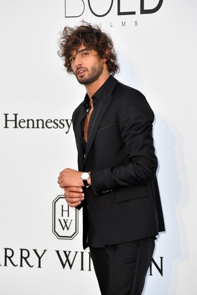 Modelo brasileiro Marlon Teixeira no baile da fundação amfAR no Festival de Cannes 2017 - Alberto Pizzoli / AFP