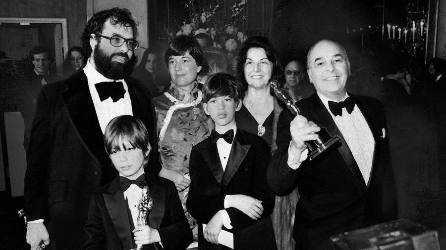 Oscar 1975: Francis Ford Coppola (esquerda), a mulher Eleanor (segunda da esq. para dir.), os filhos Roman e Giancarlo (abaixo), o pai Carmine (com estatueta) e a mulher dele, Italia - Getty Images