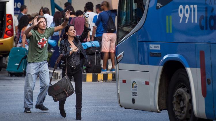Márcio (Jaffar Bambirra) e Antônia (Vanessa Giácomo) param ônibus em "Pega Pega" - Mauricio Fidalgo/TV Globo - Mauricio Fidalgo/TV Globo