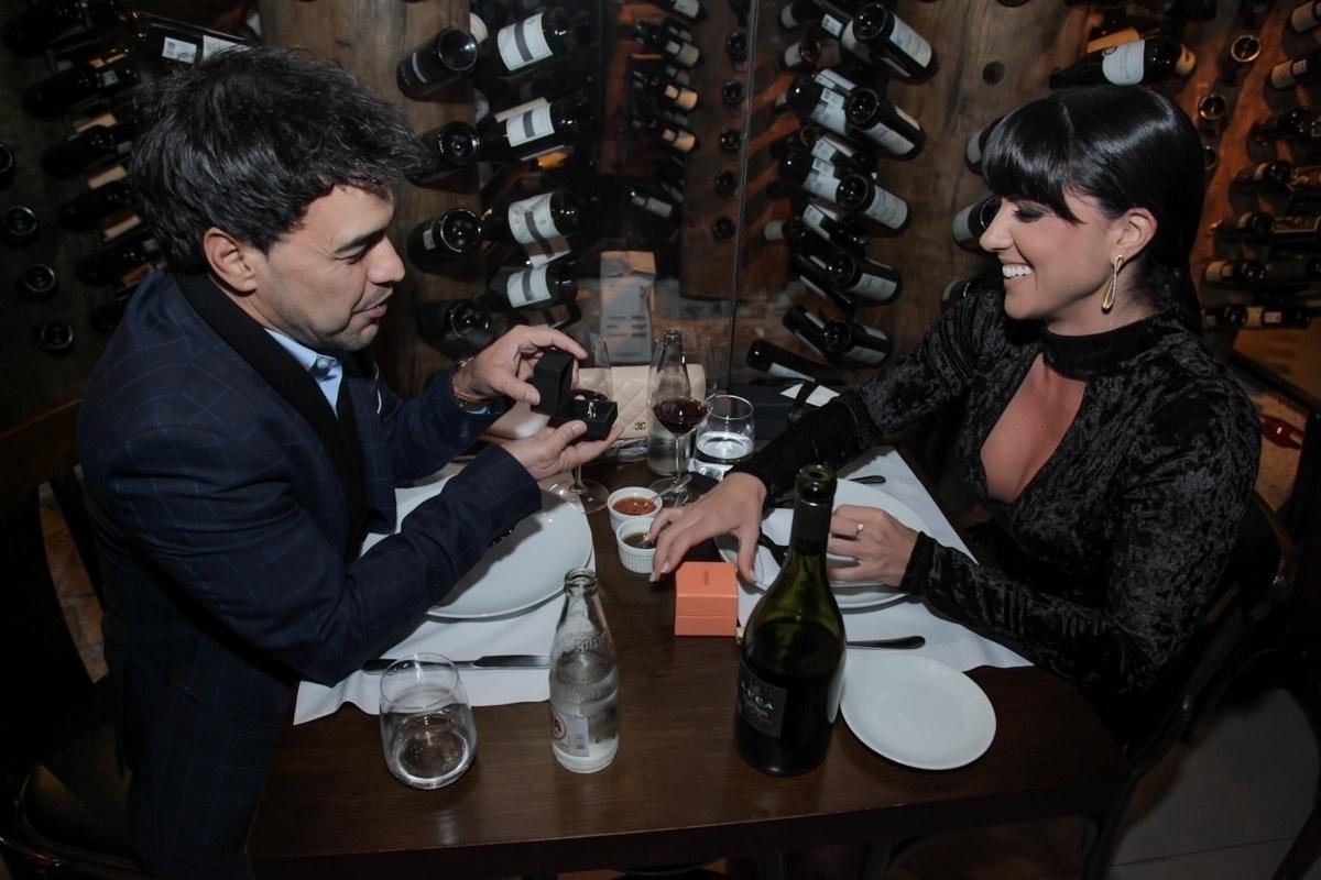Zezé Di Camargo faz jantar surpresa para Graciele Lacerda e a pede em casamento no Dia dos Namorados. O cantor levou a amada para um restaurante no shopping Iguatemi, em São Paulo, e a surpreendeu com um anel de noivado - Marcos Ribas/Brazil News