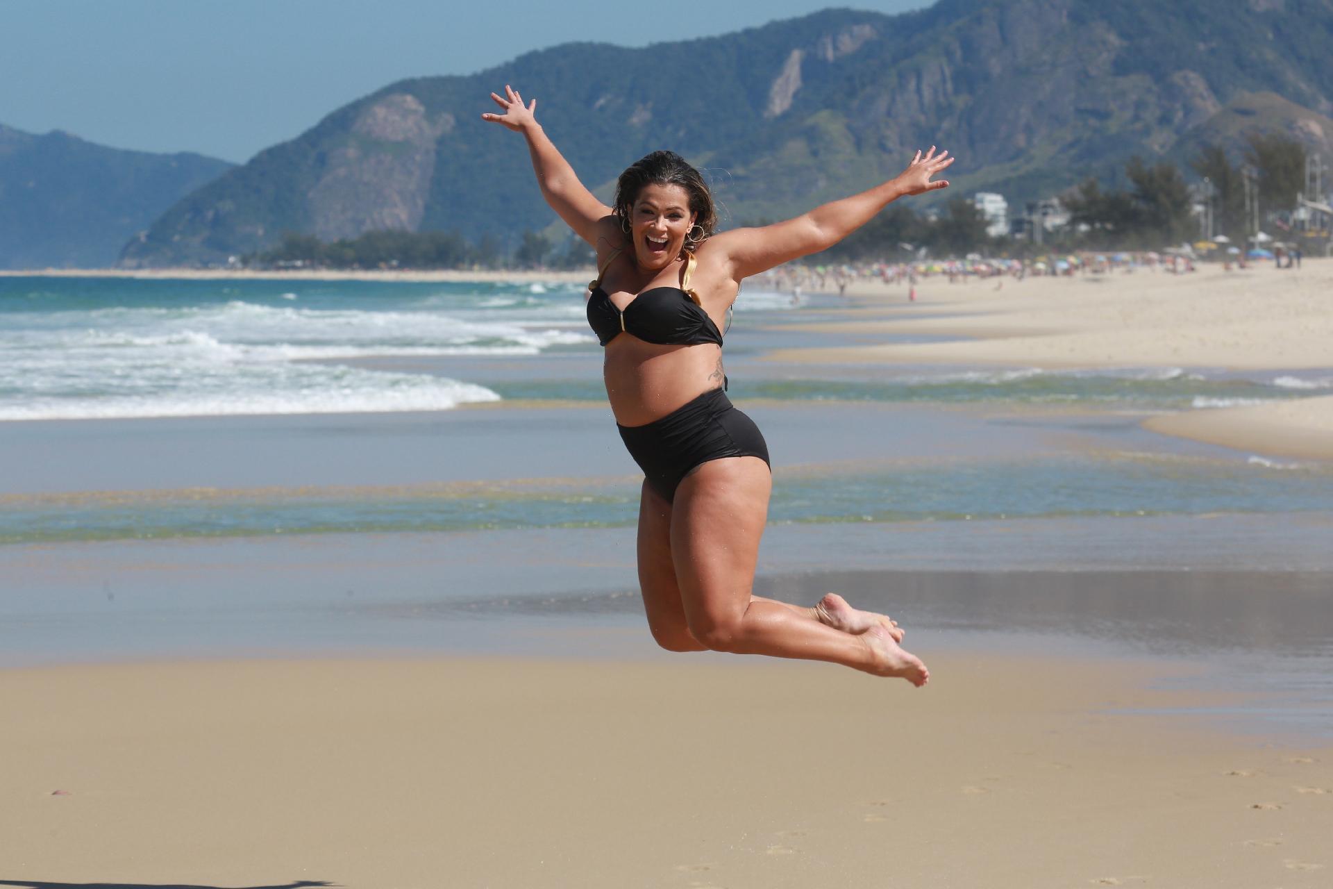 Fani Pacheco pula sorridente em ensaio na praia do Recreio Bandeirantes, no Rio de Janeiro - Dilson Silva/Ag.News