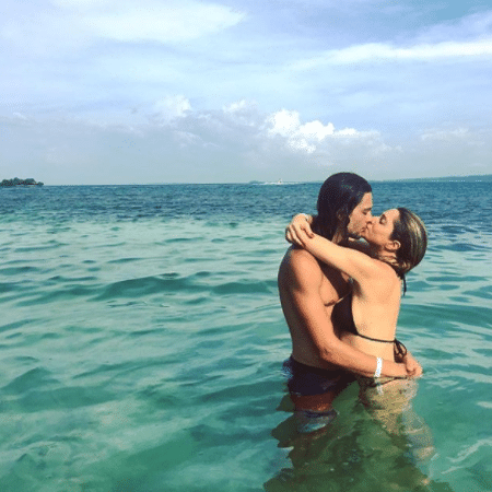 Leticia Spiller e o namorado se beijam - Reprodução/Instagram/arealspiller